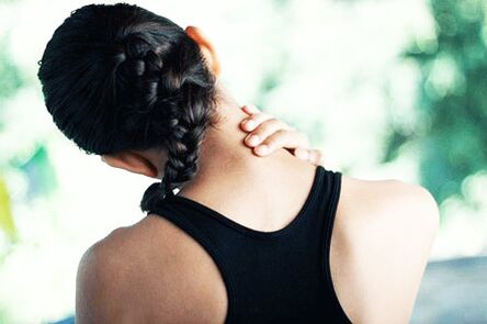 Aibanujẹ fun awọn agbeka ni ọrun - aisan ti osteochondrosis