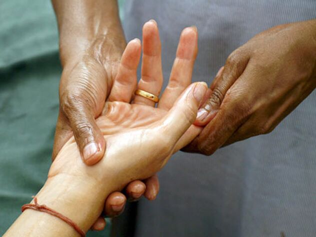 Itọju afọwọṣe jẹ ọna ti o gbajumọ ti itọju rhizarthrosis ti o kan awọn isẹpo ti awọn ika ọwọ.